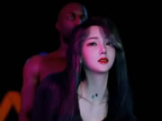 एशियाई सुंदरता और काले पुरुष नृत्य करते हैं